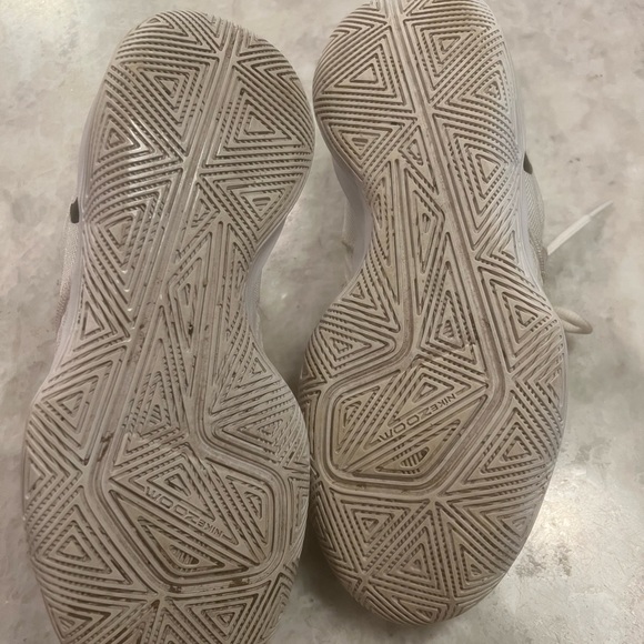 NIKE HyperZoom Court Sneaker size 8 women's - Picture 9 of 9